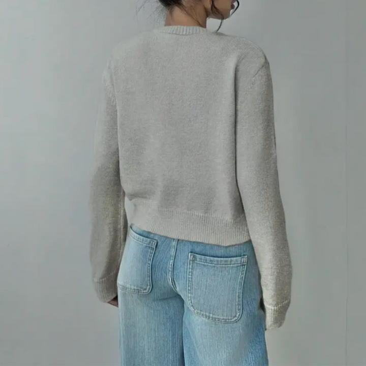 Warme Damenstrickjacke, kurz und modisch, ideal für kühle Frühlings- oder Herbsttage.