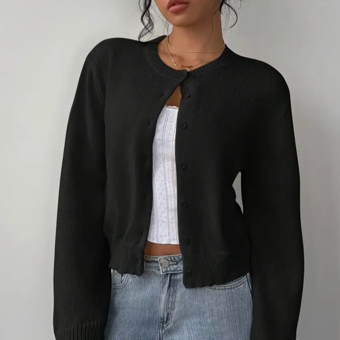 Trendige Damen Kurzstrickjacke mit dezentem Rundhals. Stylisher Cardigan für Herbstmode.