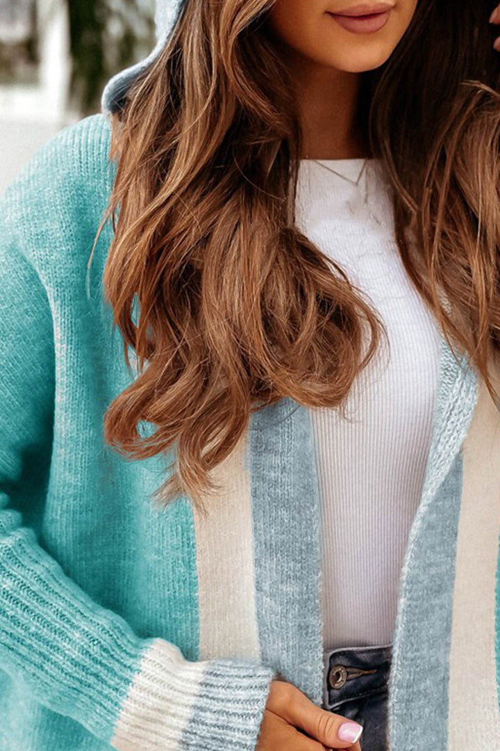Modische Longform Damenstrickjacke mit stilvoller Kontrastborte, für den Alltag und besondere Anlässe.