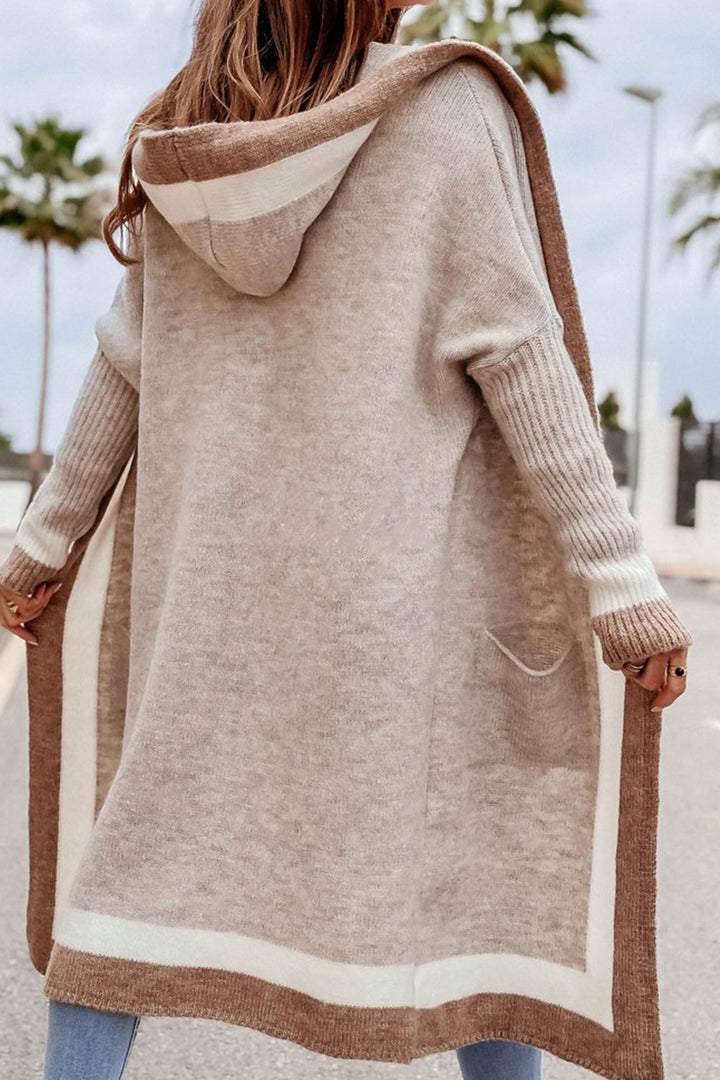 Seitliche Ansicht des Longform Cardigans, zeigt die fließende Länge und Eleganz des Designs.