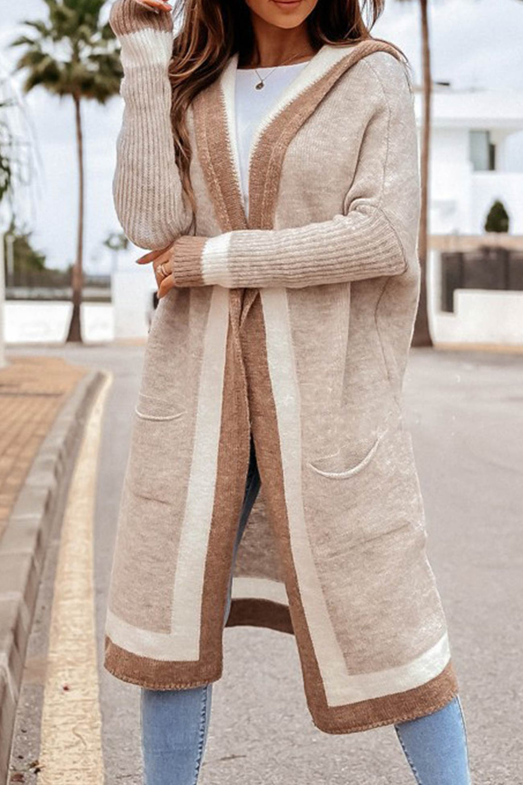 Eleganter Longform Cardigan für Damen mit markanter Kontrastborte, offen tragbar und sehr komfortabel.