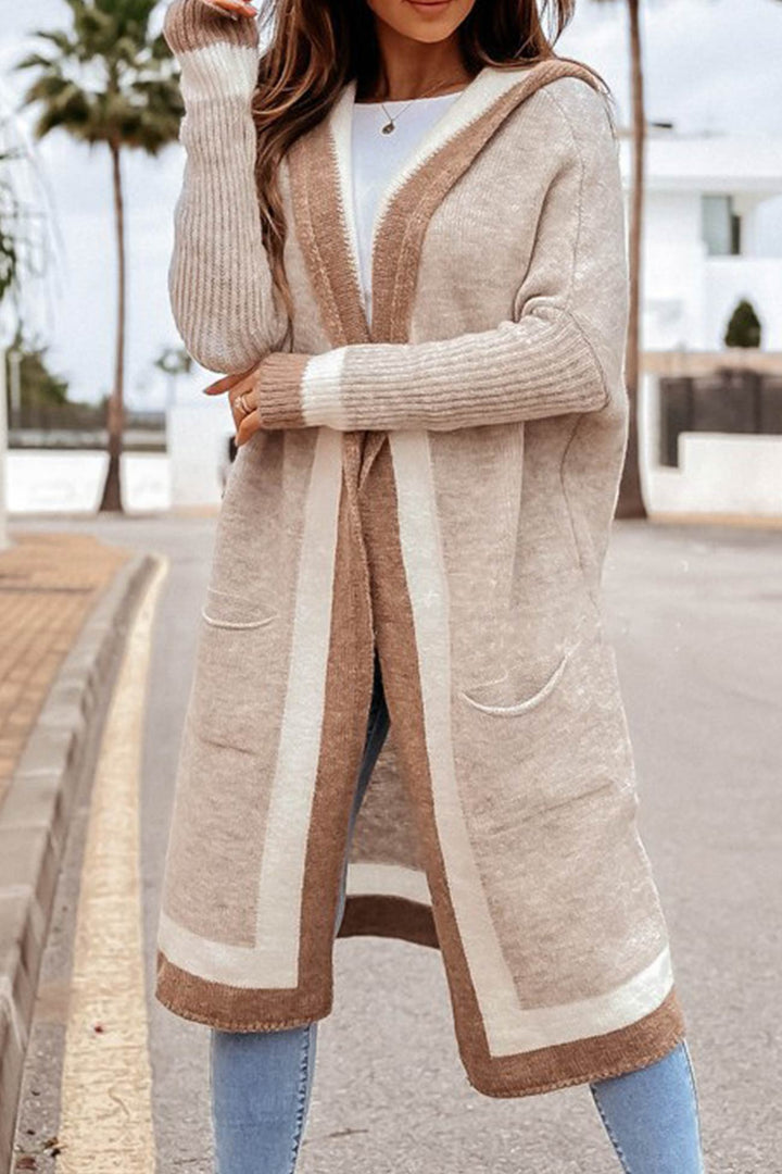 Eleganter Longform Cardigan für Damen mit markanter Kontrastborte, offen tragbar und sehr komfortabel.