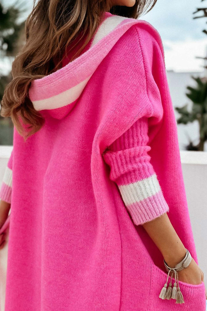 Detailansicht der Kontrastborte an der Longform Damenstrickjacke. Zeigt die Eleganz und feine Verarbeitung.