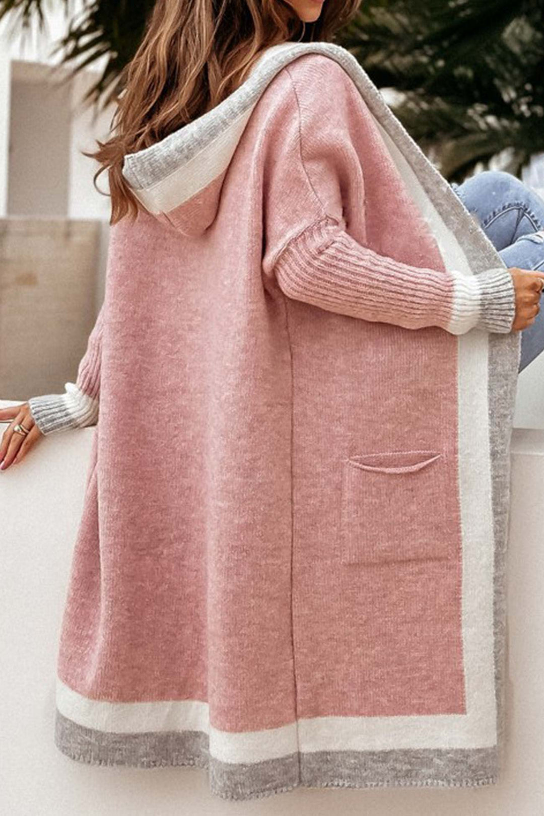 Nahaufnahme der feinen Strickstruktur und Kontrastborte des Damen Cardigans. Hochwertige Mode.