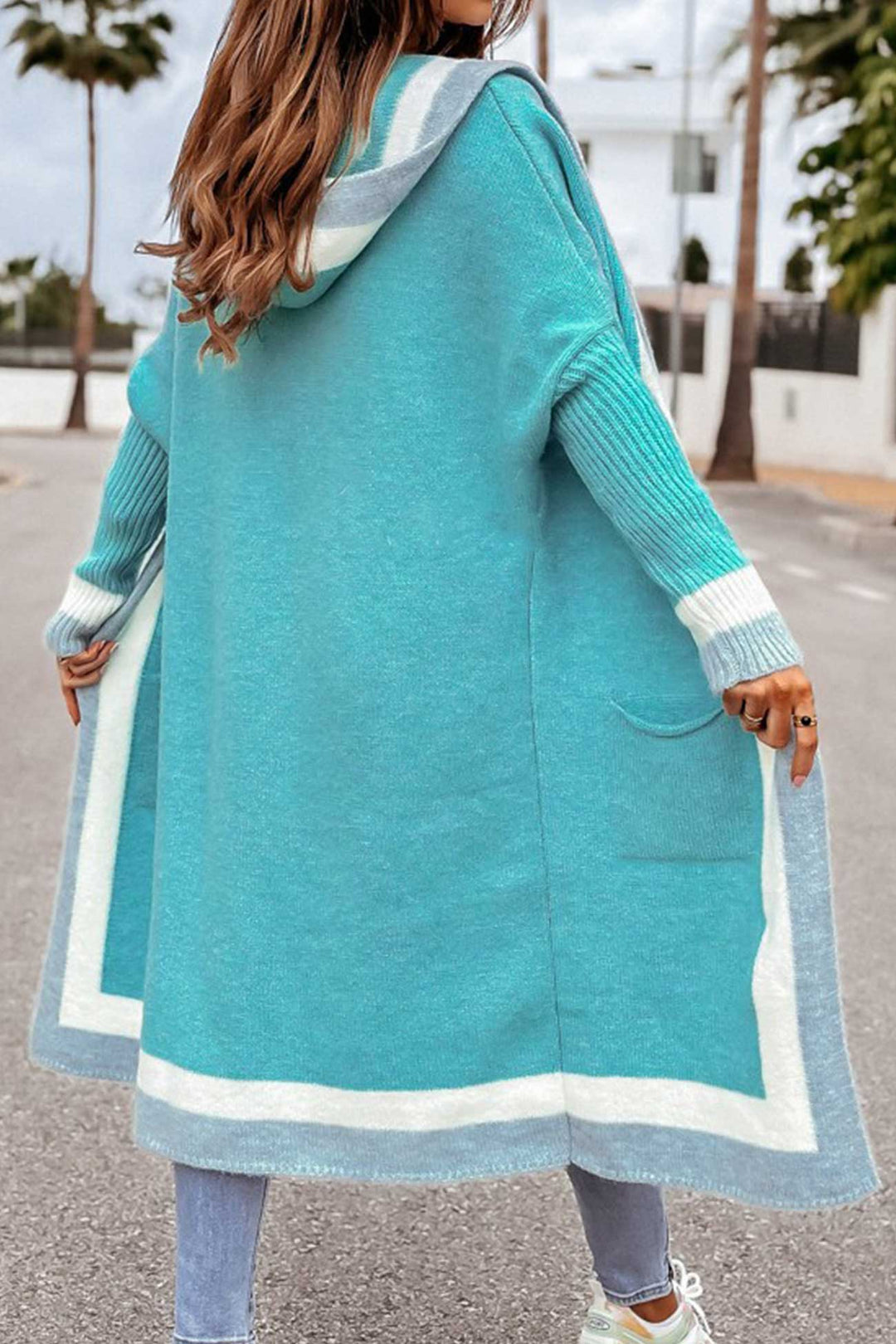 Komfortable Damenstrickjacke als vielseitige Übergangsjacke für jede Saison. Bietet Wärme und Stil.