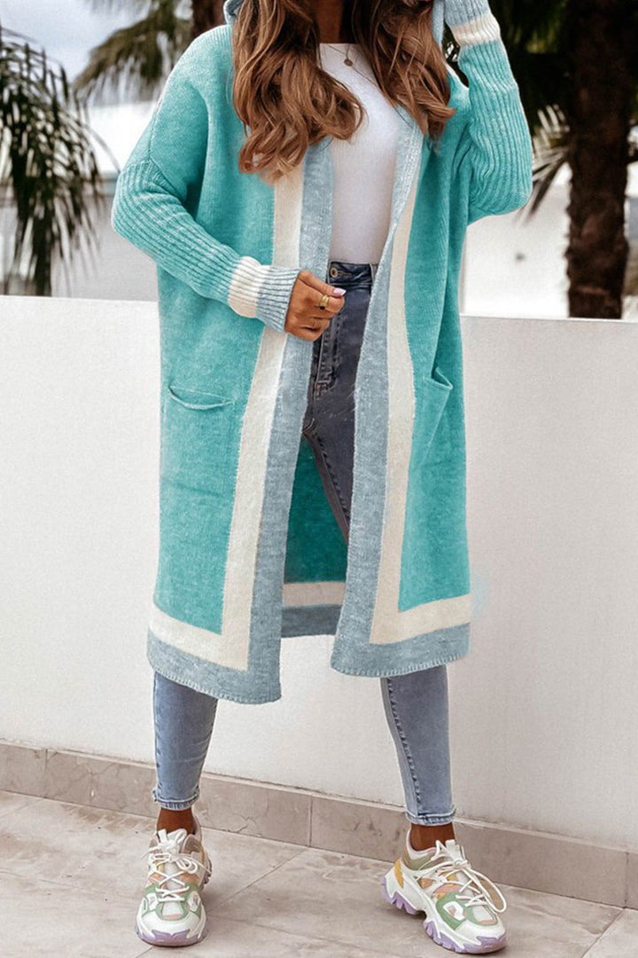Rückenansicht der Longform Damen Strickjacke, die fließende Eleganz und den Schnitt betont.