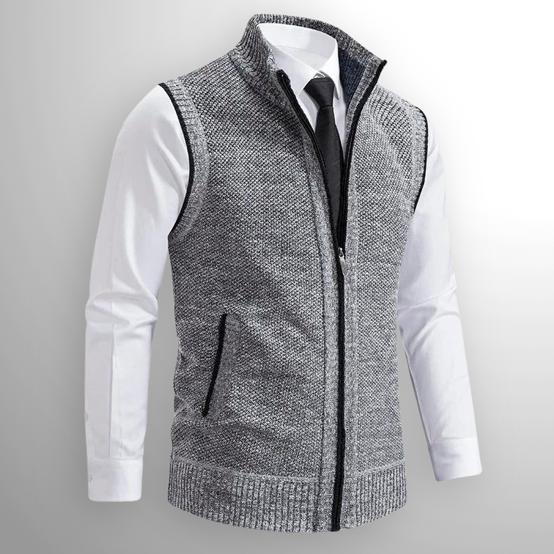 Detailansicht: Feine Stricktextur der Herren Strickweste. Stehkragen & Reißverschluss-Detail.