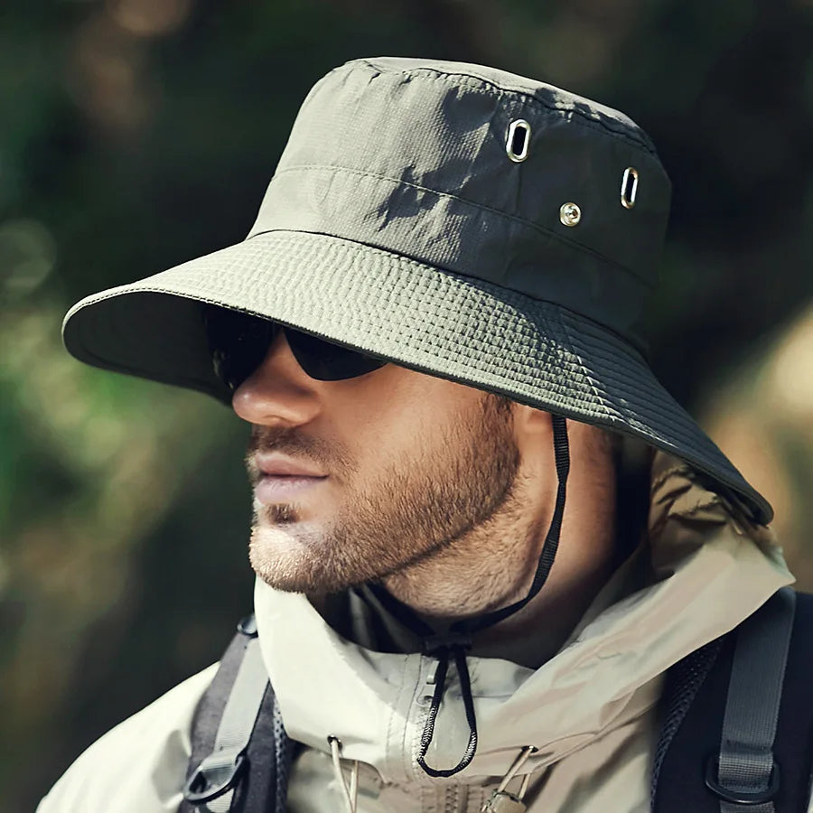 Entspannter beiger Herren Sonnenhut, idealer UV-Schutz für Strand, Garten und Outdoor-Aktivitäten.