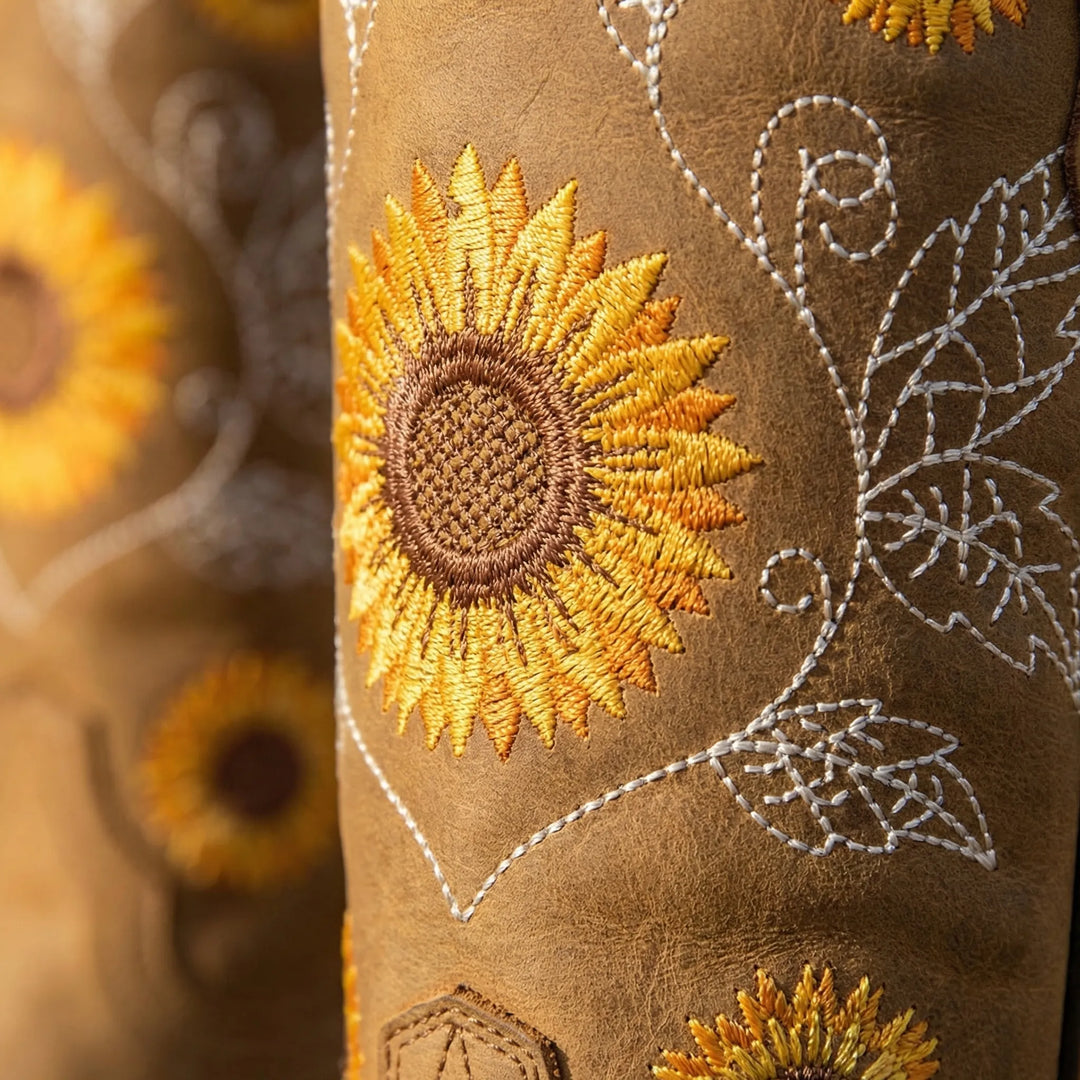 Trendige Damen-Boots im Western-Stil mit einzigartiger Sonnenblumenstickerei; ideal für Festivals & Freizeit.