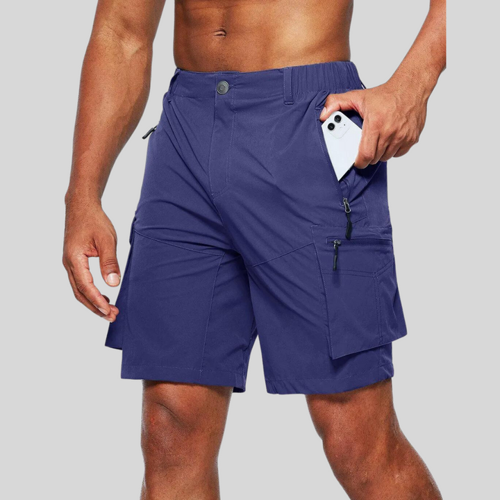 Mann trägt bequeme Herren Cargo Shorts für Outdoor-Abenteuer & Freizeit. Ideal für Sommer & Reise.