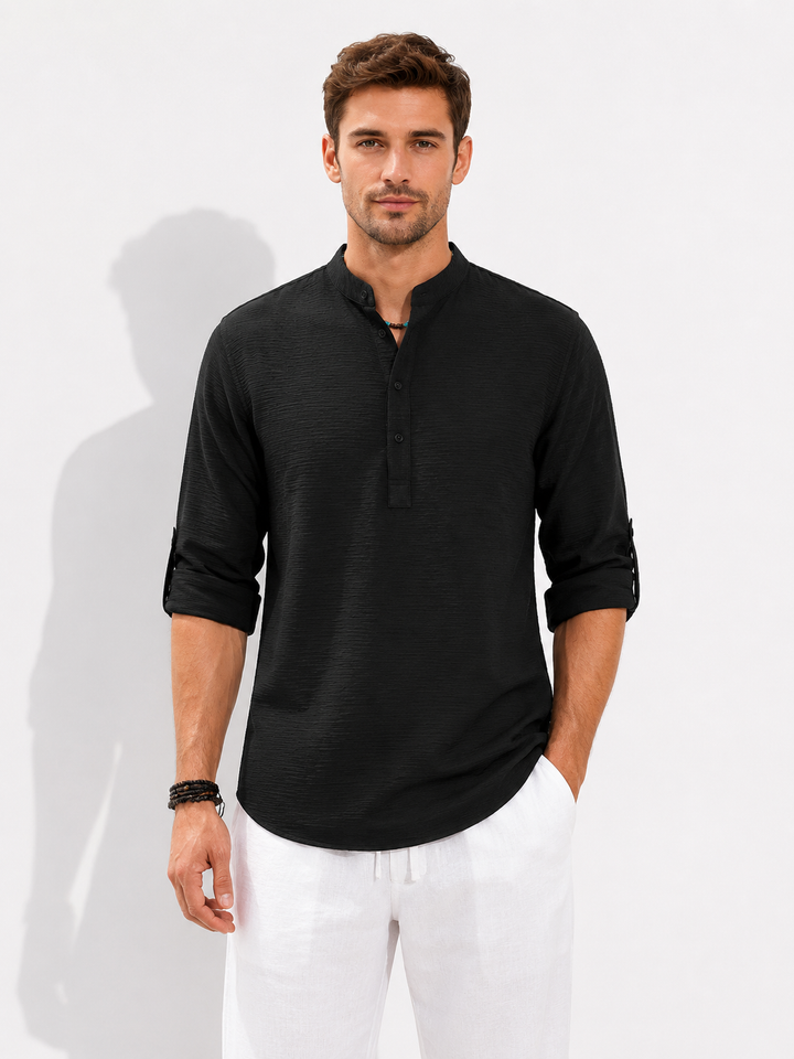 Detailaufnahme des weichen Stoffes des Langarm Polo-Shirts, betont Komfort und hochwertige Herrenmode.