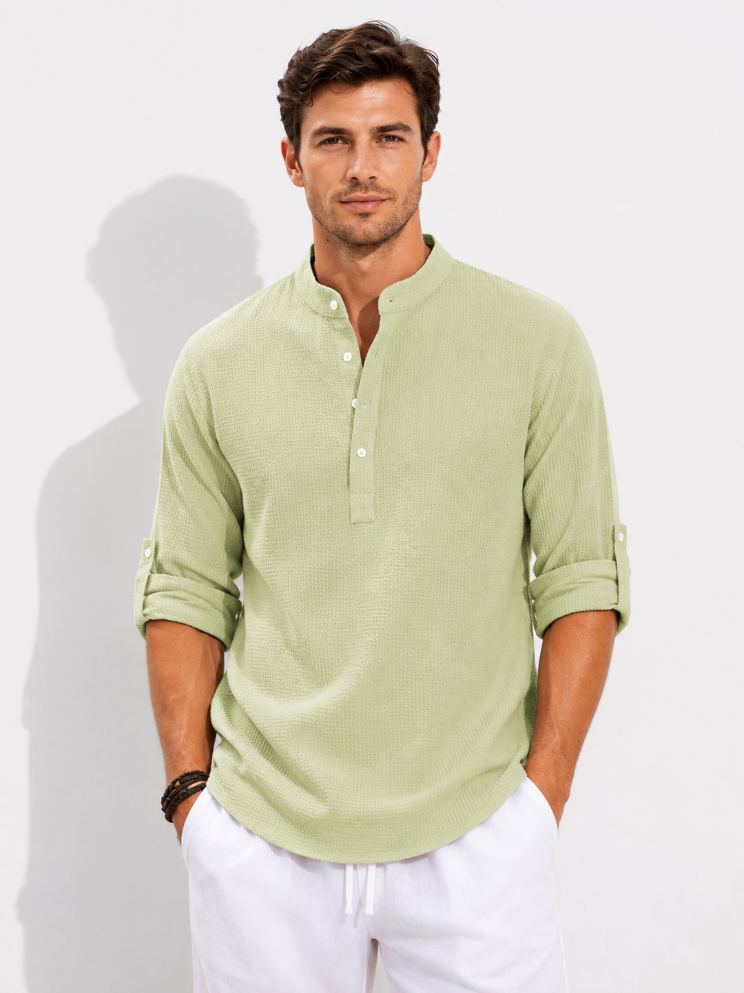 Kragen & Knopfleisten-Detail eines hochwertigen Langarm Poloshirts für Herren, unterstreicht Qualität.