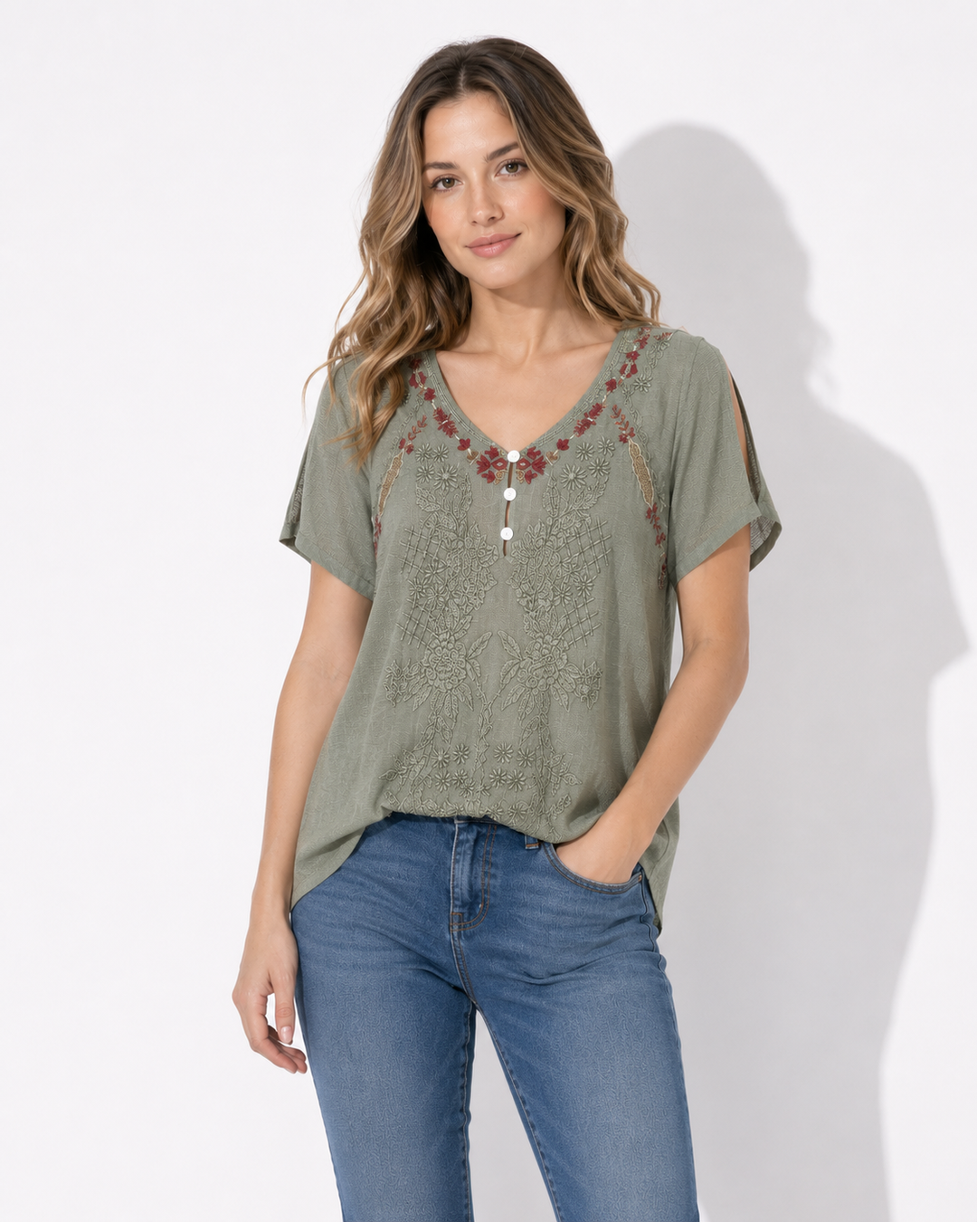 Elegantes tannengrünes Damen Kurzarmshirt mit V-Ausschnitt, vielseitig für Freizeit und Sommerlooks.