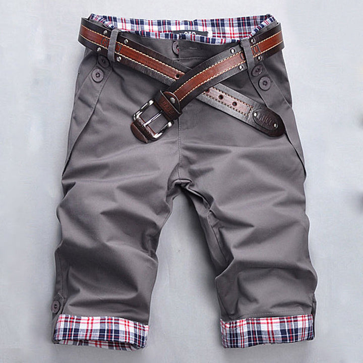 Kurze Herren Shorts mit Karomuster für Strandabenteuer und sommerliche Outdoor-Freizeit. Lässige Bermuda-Hose.