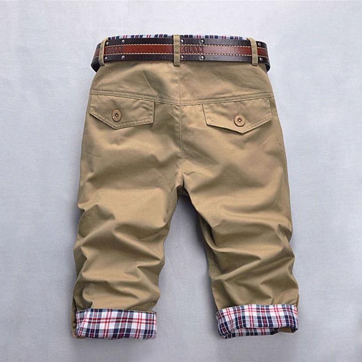 Moderne Herren Karo-Shorts für den Sommer. Stylische kurze Hose mit Muster, ideal für Strand & lässige Freizeit.