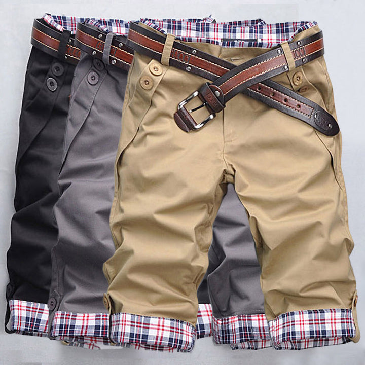 Lässige Herren Bermuda-Shorts im Karomuster. Perfekte kurze Hose für Strand, Sommer und entspannte Freizeit-Looks.