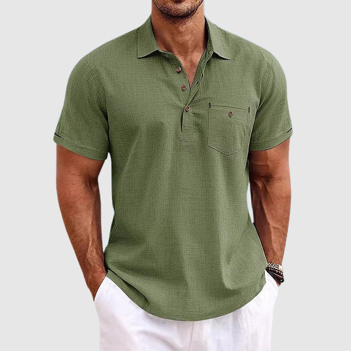 Detailansicht eines modernen Herren Poloshirts, atmungsaktiver Stoff & hochwertige Verarbeitung; ideales Sommer-Oberteil.