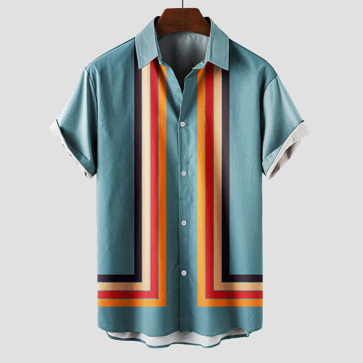 Mann trägt lässiges Retro Streifenhemd für Herren in Braun/Beige, perfekt für sommerliche Freizeit-Looks.