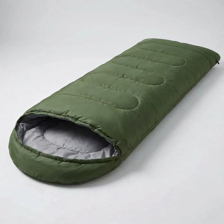 Person schläft warm & bequem im ultraleichten Deckenschlafsack beim Camping oder Outdoor-Wandern.