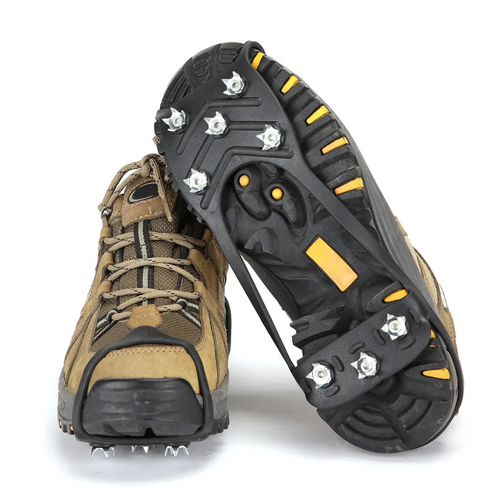 Wanderer mit Schuhspikes auf verschneitem Weg. Gleitschutz für sicheres Wandern und Joggen im Winter.