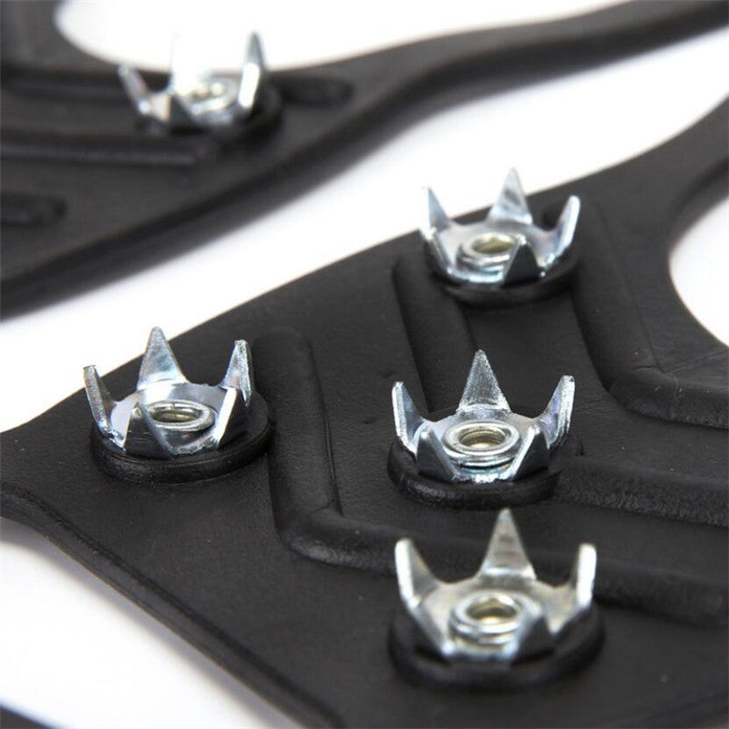 Robuste Schuhspikes mit widerstandsfähigen Metallzähnen. Bieten zuverlässigen Halt und Sicherheit auf Eis und Schnee.