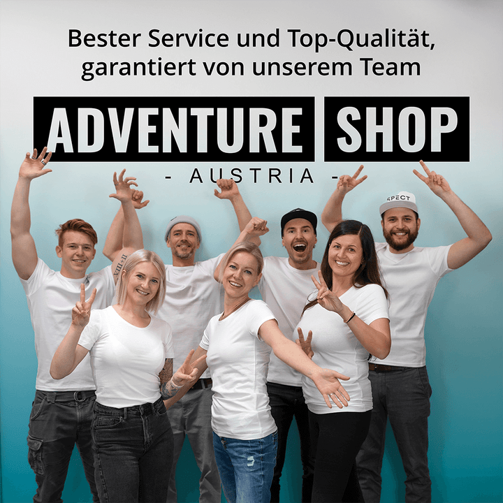 Person beim Joggen im Schnee mit rutschfesten Schuhspikes. Optimale Griffigkeit für Outdoor-Sport & Sicherheit im Winter.