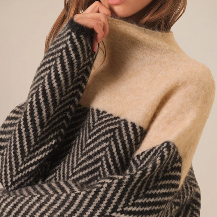 Bequemer Damenpullover mit hohem Kragen, lockerem Schnitt. Perfekter Strickpullover für Komfort und Eleganz im Alltag.