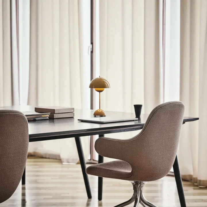 Nahaufnahme der Touch-Oberfläche einer modernen, dimmbaren LED Tischlampe in elegantem Design.