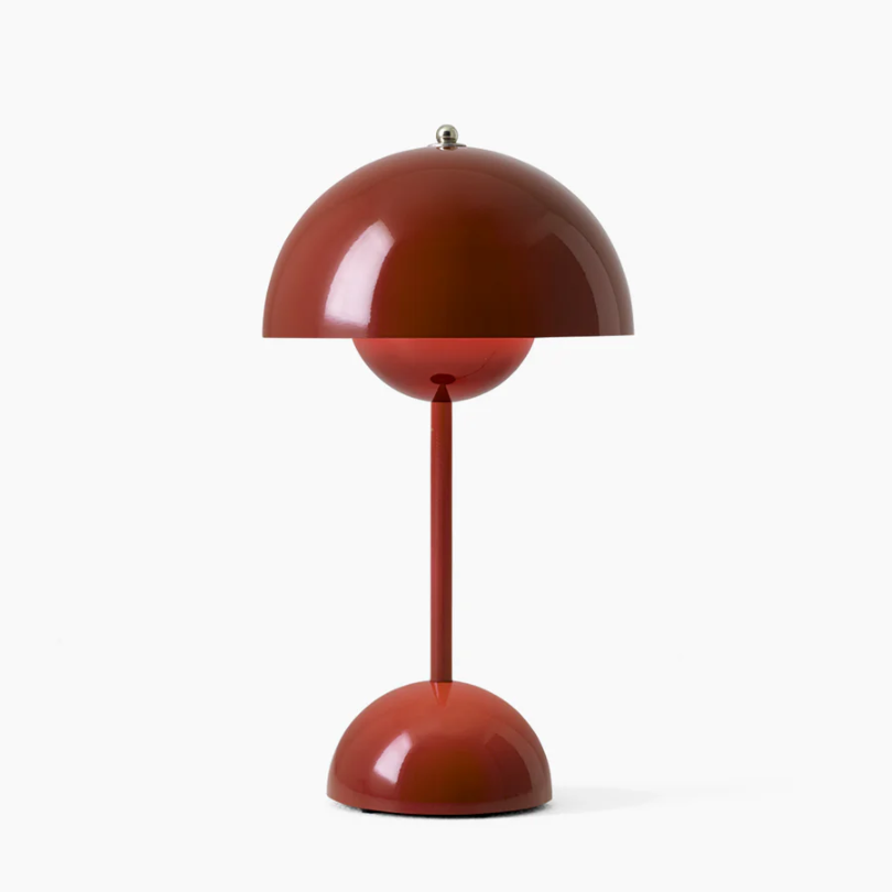 Minimalistische moderne Tischlampe, LED beleuchtet und berührungsempfindlich für einfache Bedienung.