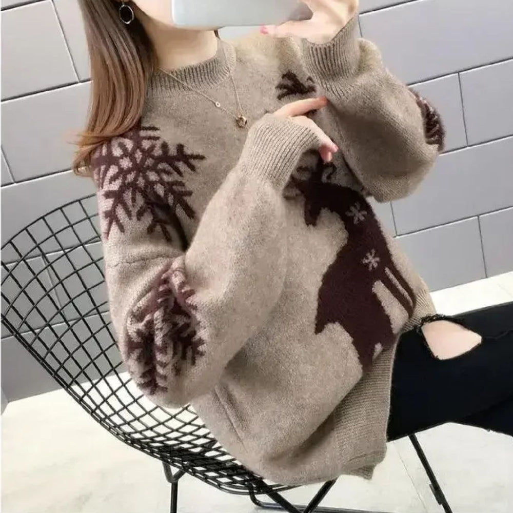 Nahaufnahme des Rentiermotivs auf dem Damen Weihnachtspullover; festliches Design für die Feiertage.