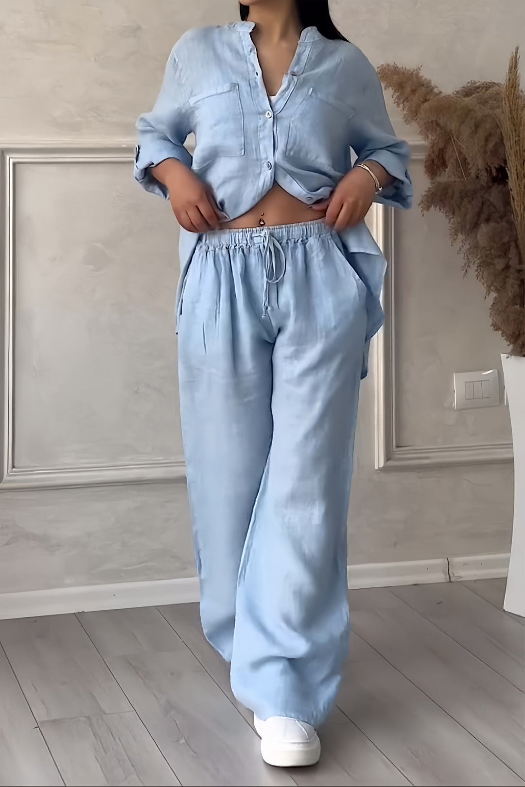 Luftiges Frida Damen Bluse-Hose-Set für Sommermode. Komfortabler Zweiteiler, ideal für einen entspannten Freizeit Look.