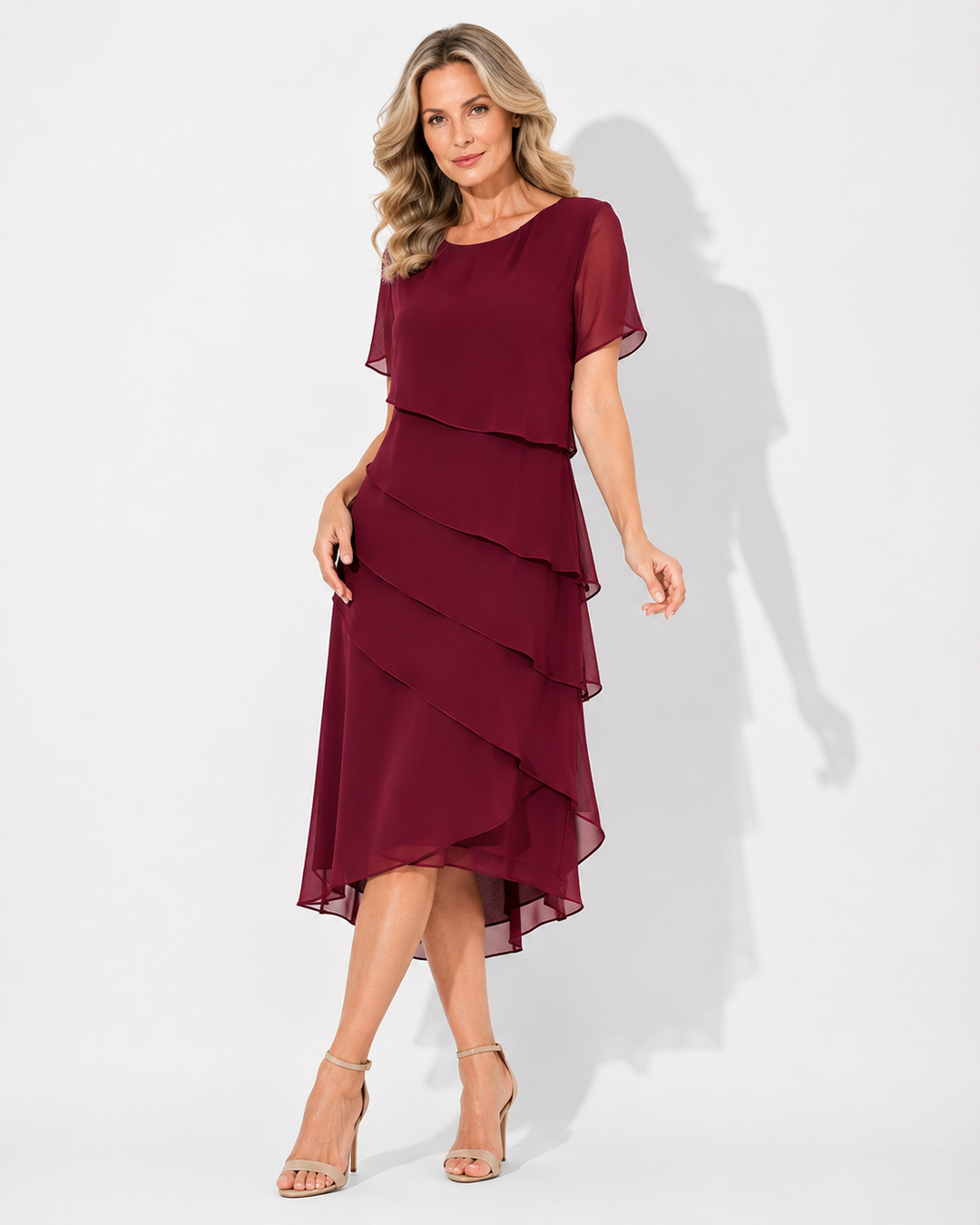 Vielseitiges Damen Freizeitkleid, fließend & bequem. Ein stufenförmiges Midikleid für den entspannten Alltag.