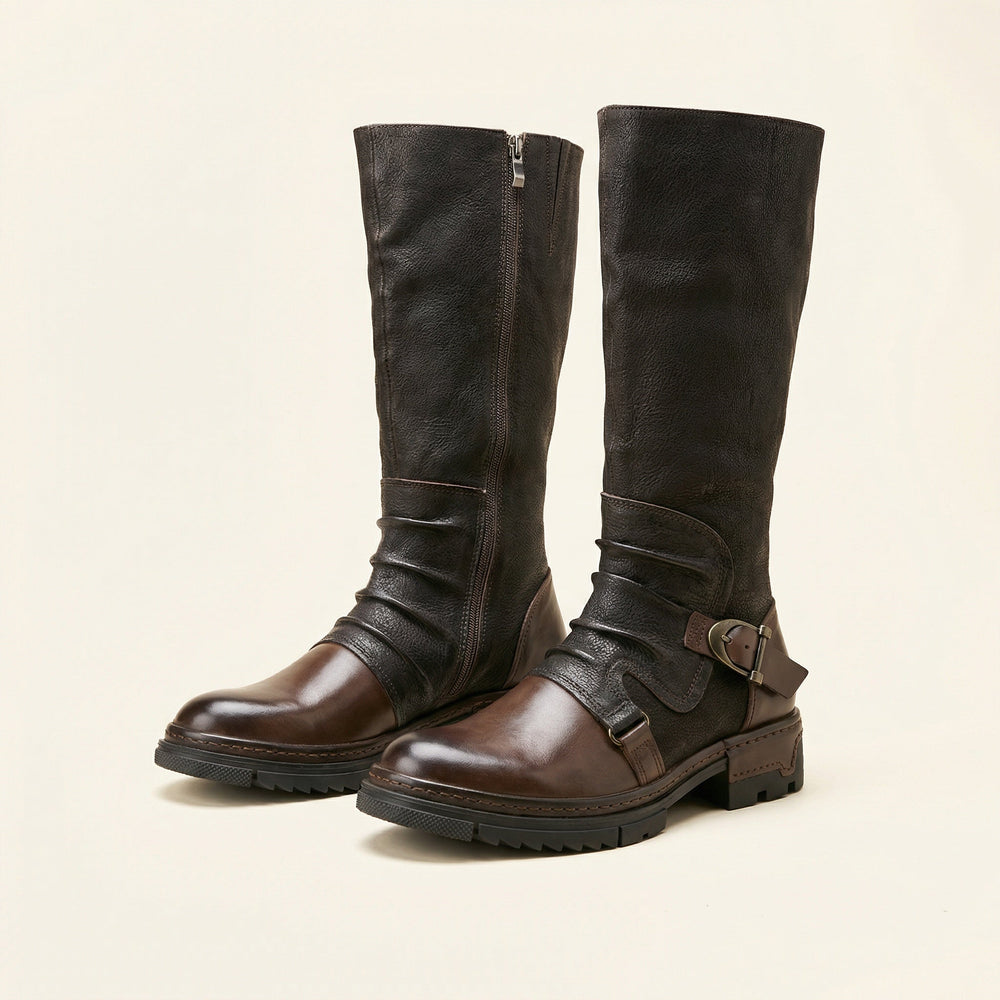 Braune Herrenstiefel mit hohem Schaft, seitlichen Schnallen und griffiger Profilsohle für sicheren Halt.