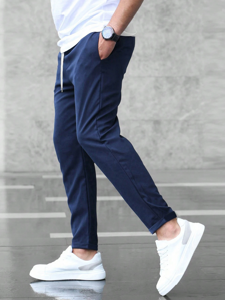 Bequeme Herren Freizeithose Slim-Fit in Dunkelblau, perfekt für lässige Casual Looks mit Stil.