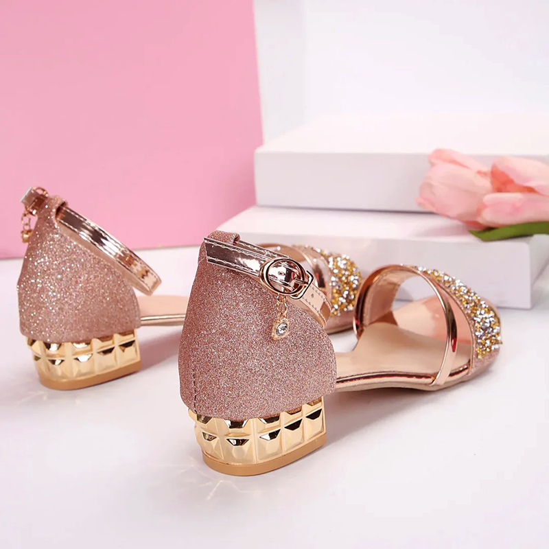 Komfortable & stilvolle Damen Glitzer-Riemchensandalen mit niedrigem Absatz für Hochzeit & Sommerfeste.