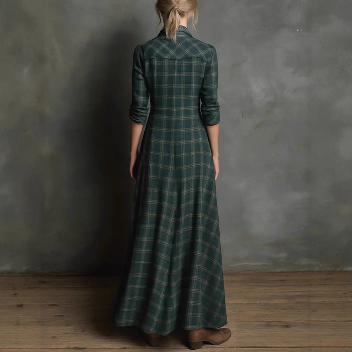 Fließendes, kariertes Damen Maxi Hemdkleid für den Herbst. Langes Freizeitkleid mit Knopfleiste und langen Ärmeln.