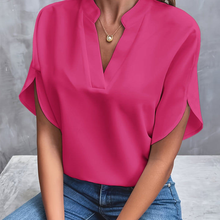 Detail der Ärmel der eleganten Damenbluse. Bietet stilvollen Komfort für Frühling und Sommer.