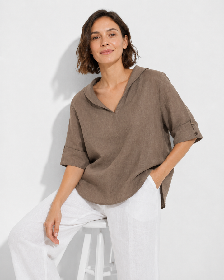 Damen Kurzarm Sommer Hemd mit V-Ausschnitt, lässig kombiniert. Luftige Bluse für modische Frühling- & Sommer-Outfits.