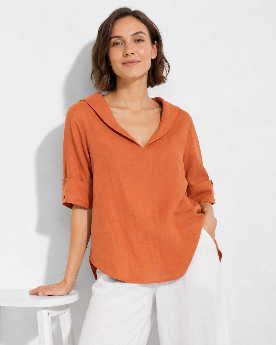 Luftige Damenbluse mit V-Ausschnitt und Kurzarm. Leichtes, weiches Material, ideal für bequeme Sommer-Freizeitlooks.
