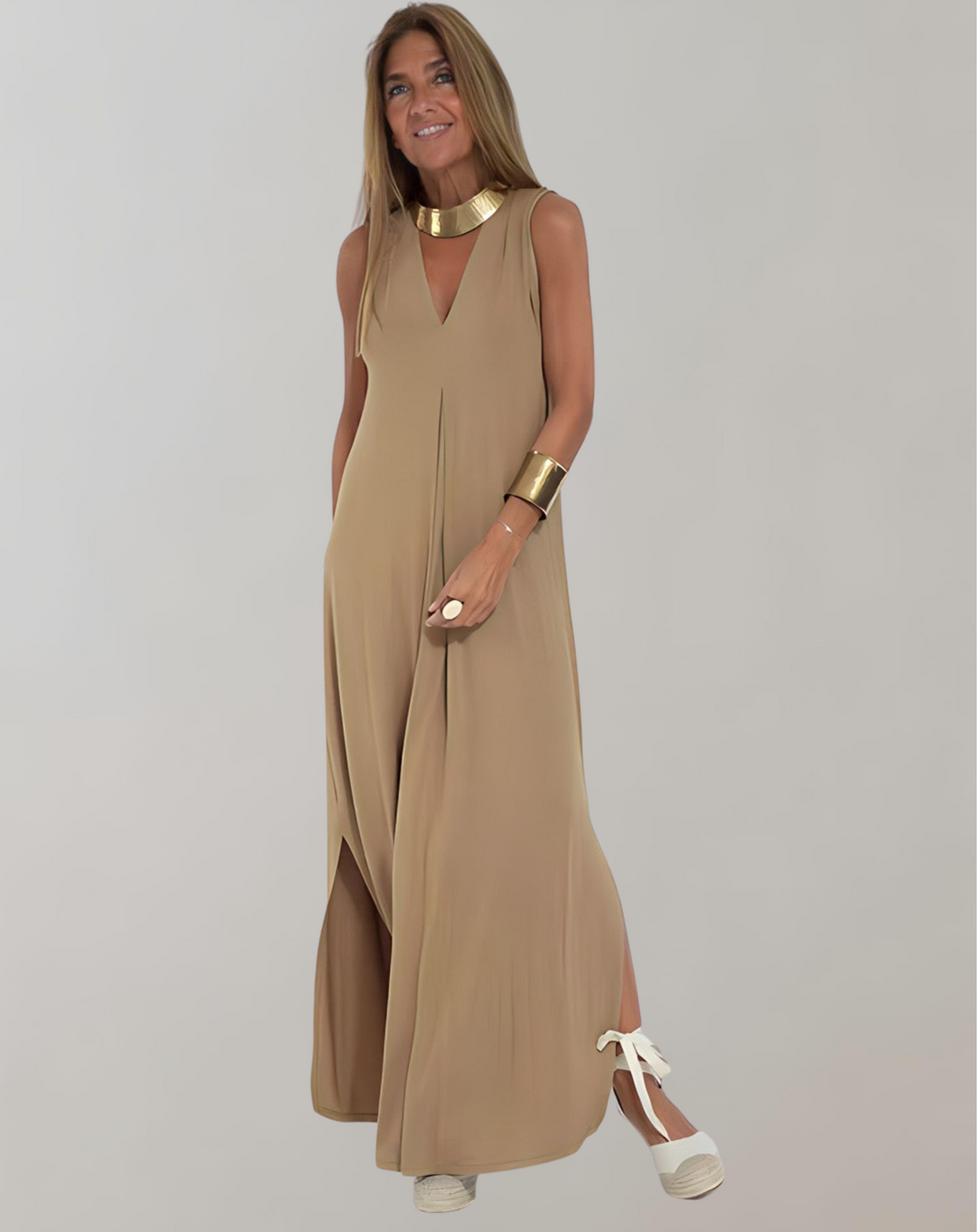 Figurbetontes Damen Maxikleid mit V-Ausschnitt. Elegantes Slim Fit Design, perfekt für Freizeit oder Abendmode.