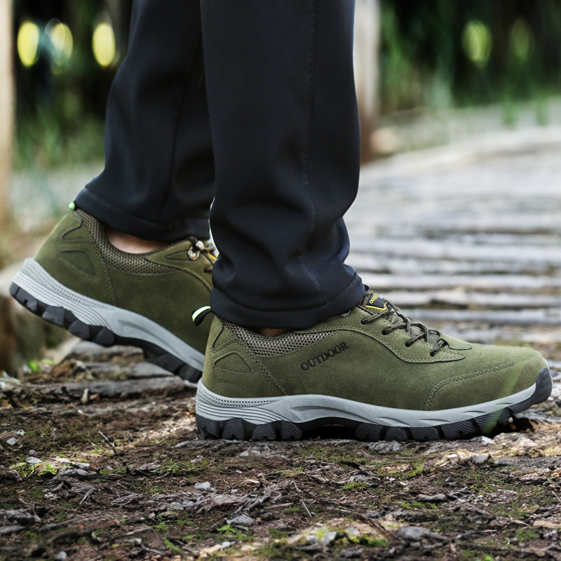 Grauer orthopädischer Herren Trekking-Schuh mit rutschfester Sohle, bietet Halt & Komfort beim Wandern.