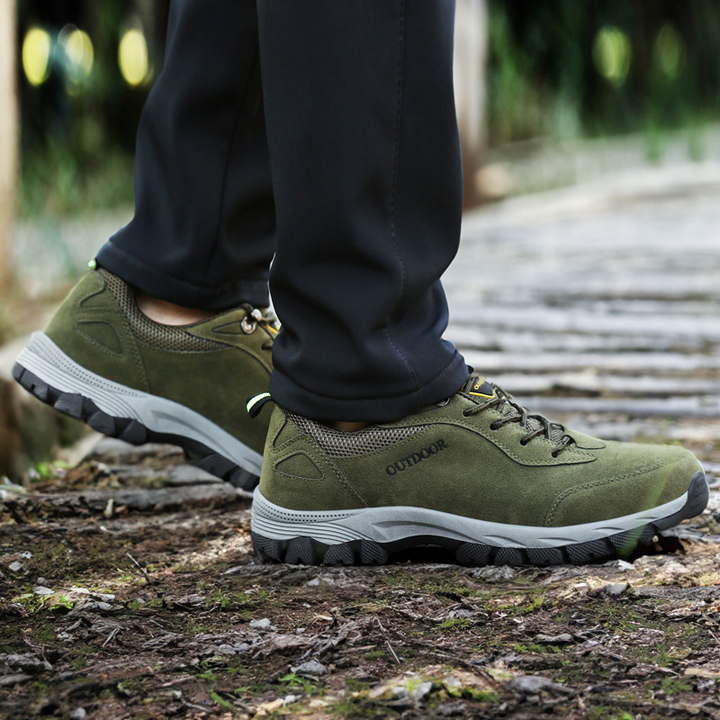 Grauer orthopädischer Herren Trekking-Schuh mit rutschfester Sohle, bietet Halt & Komfort beim Wandern.