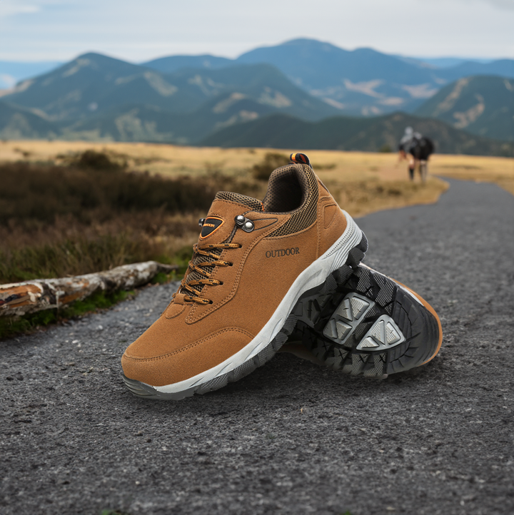 Ein Paar orthopädische Herren-Trekkingschuhe, komfortabel, robust und dämpfend bei Fersensporn & Plantarfasziitis.