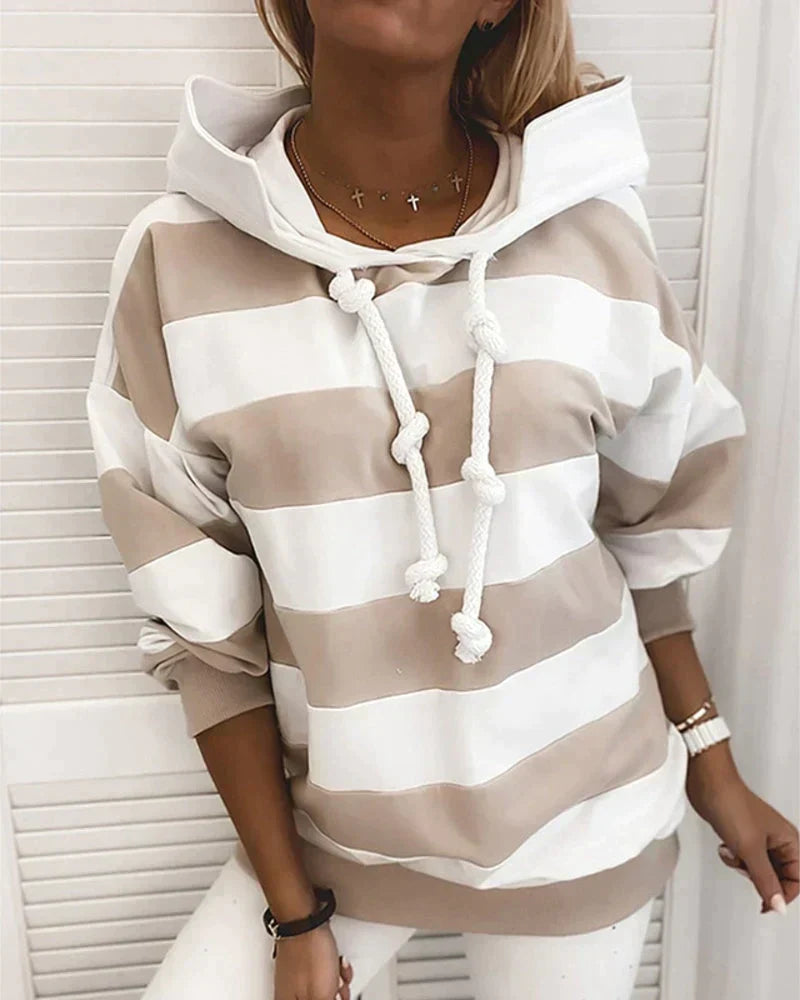 Zeitloser Damen Streifen-Hoodie in Marine-Optik, bequemer Pullover und Freizeitkleidung.