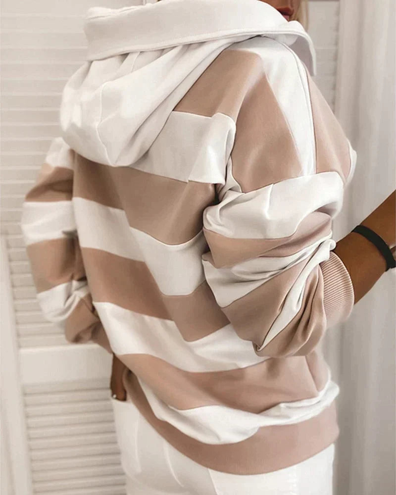 Stylischer Damen Hoodie mit klassischen Streifen, ideal für Herbst und Freizeit-Look.