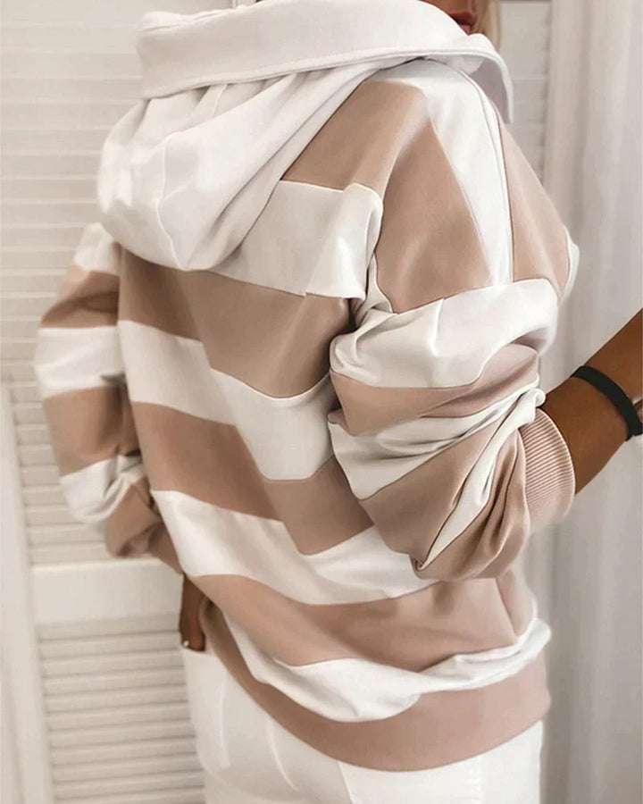 Stylischer Damen Hoodie mit klassischen Streifen, ideal für Herbst und Freizeit-Look.