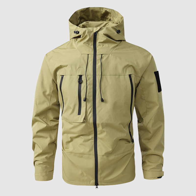 Detail der abnehmbaren Kapuze der Herren Outdoorjacke, bietet flexiblen Schutz bei jedem Wetter.