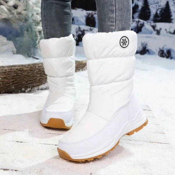 Warme Damen Winterstiefel gefüttert, ideal für Schnee. Bequem und mit seitlichem Reißverschluss für leichtes Anziehen.