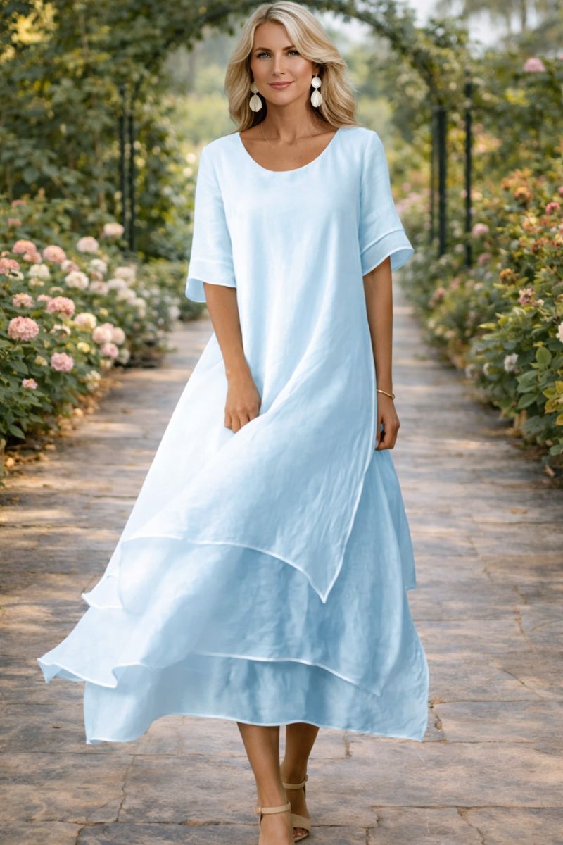 Schickes gestreiftes Damen Midikleid. Ein modisches und bequemes Sommerkleid für jede Dame und jeden Anlass.