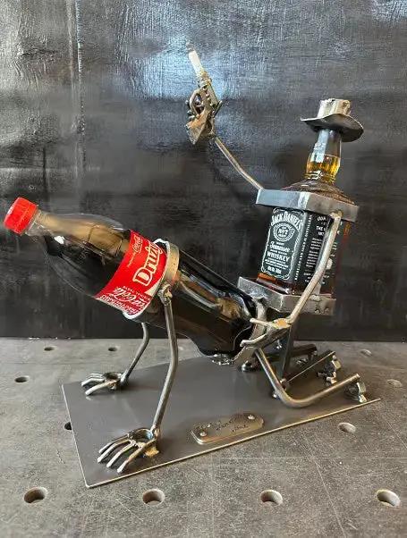 Exklusiver handgeschmiedeter Whiskey-Flaschenständer für 2 Flaschen im Zündkerzen-Design aus Stahl.